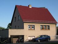 Zentral gelegen und urgemütlich! Einfamilienhaus mit Sonnenterrasse, Garten und Garage in Pößneck - Pößneck