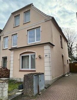 Dreifamilienhaus mit zwei freien Wohnungen und Garten in 23568 Lübeck-Schlutup - Lübeck