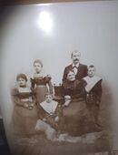 Foto einer Familie ca 30--40 Jahre. ca 50x40 cm- Von Kipp--Wiesbaden gemacht in 53340