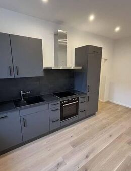 Provisionsfrei: Alles NEU & 4 % Rendite! 2-Zimmer-Altbau-Wohnung in zentraler Lage - Nürnberg