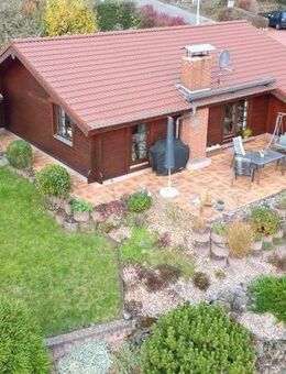 WOHNEN WIE IM URLAUB sehr gepflegter Bungalow in Holzbauweise mit großer Terrasse, Garage und angelegtem Garten in ruhiger Ortsrandlage von Berkatal - Berkatal