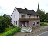 Freistehendes Haus mit separater geräumiger Wohnung, Friseursalon, Garten und Garage in Winterspelt - Winterspelt