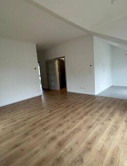 OWNR: Einziehen und Wohlfühlen - Renoviert und mit Küche!  ! DG Wohnung mit großem Balkon ! - Berlin