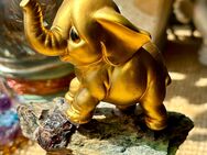 Süsser Elefant auf Steinsockel ..✨✨✨ - Zürich