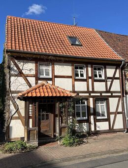 Einfamilienhaus mit Grenzbebauung im Ortskern mit großem Garten- und Freizeitgelände - Bilshausen