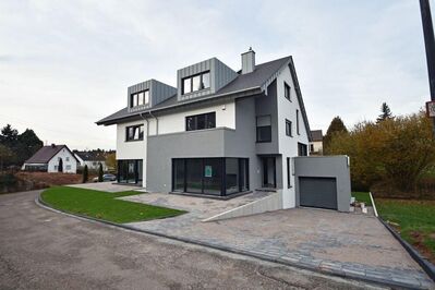 Moderne, architektonisch außergewöhnlich gebaute Doppelhaushälfte in sonniger Lage!
