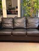 Schwarzes Ledersofa, 3er Sitzer an Selbstabholer günstig abzugeben in 22087