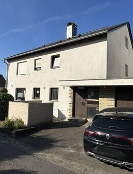 -Zweifamilienwohnhaus mit 3 Garagen in ruhiger Lage- - Brackenheim