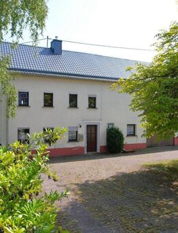 Einseitig angebautes Wohnhaus mit Garage, überdachter Terrasse und Garten in Mückeln - Mückeln