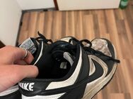 M24/ Sportler verkauft seine alten Schuhe - Hamburg