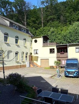 Ehemaliges Gästehaus mit zwei zusätzlichen Wohnungen - Schlangenbad