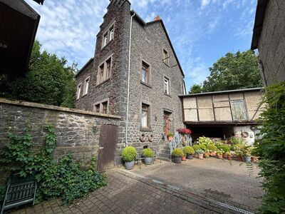 Mehrgenerationenhaus mit Remise, Scheune und Garagenkomplex am Ortsrand von Thür mit viel Potential