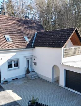Charmantes und großzügiges Ein- bis Zweifamilienhaus mit Doppelgarage! Frei nach Abstimmung! - Eckersdorf