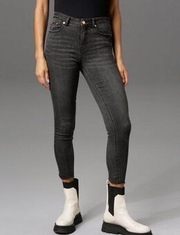 Aniston CASUAL Skinny-fit-Jeans regular waist - mit ausgefransten Beinabschluss