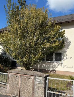 Großzügiges Wohnhaus mit drei Einheiten, ansprechenden Garten und herrlichem Fernblick über Hof - Hof