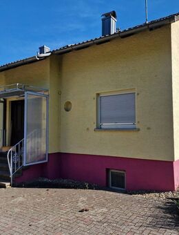 Einfamilienhaus und Nebengebäude mit Garage - Schefflenz