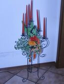 Kerzenständer Metall Farbe silbergrau gepulvert inkl. sechs Kerzen und Blumendeko in 53773