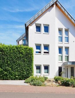 Modernes Architektenhaus mit klarer Linienführung und großzügigem Garten - Großkarlbach