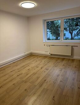 Frisch sanierte und helle 2-Zimmer-Wohnung mit EBK in Ricklingen nahe Maschsee von Privat - Hannover