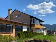 Wohnhaus mit zwei Einheiten, Hallenanbau und Schwimmbad - Wellendingen
