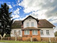 Einfamilienhaus auf großem Grundstück mit Garagen und Nebengebäuden - Steinhöfel