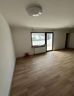Dachgeschosswohnung mit Loggia & Einbauküche - sofort beziehbar! - Rodenbach (Hessen)
