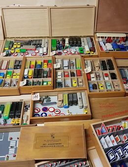 Fahrschule 23 Kästen Verkehrserziehung Modelle Wiking SIKU Hammer Verkehrszeichen Zubehör, viele alte Modelle - Bovenden