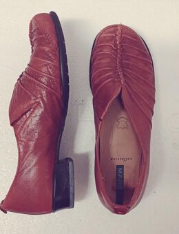 Zwei Paar Schuhe - Calw