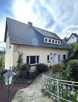 Großzügig Wohnen mit toller Aussicht! Einfamilienhaus mit Potenzial, 2 Balkonen & Garten in Rüthen! - Rüthen