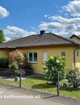 Junger Bungalow mit Doppel-Carport und Garten - Bausendorf