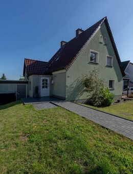 Renovierte Doppelhaushälfte mit Garten und Garage in zentrumsnaher Lage von Lünen - Lünen