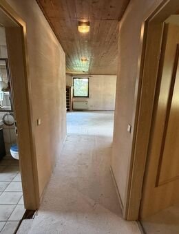 Bungalow mit Potenzial: Großes Grundstück, moderne Wärmepumpe - jetzt Traumhaus gestalten - Wilhelmsdorf (Bayern)