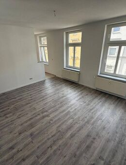 2-Zimmer-offene Küche-Bad mit Wanne und Balkon mit Ausblick ins Grüne - Zeitz