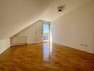 Lichtdurchflutete 4- Zimmer-Dachgeschosswohnung mit sonniger Loggia und Balkon & Garage am Ortseingang von Gerbrunn - Gerbrunn