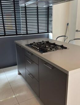 Moderne Einbauküche mit Kochinsel & Geräten – Hochwertig Nr(130) - Köln