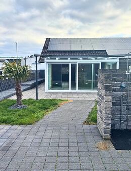 Vielseitiges zur Vermietung: Charmantes Häusle mit Lagerhalle und Stellplätzen im Industriegebiet! - Straubenhardt