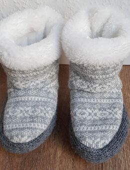neue warme Hüttenschuhe für Babys Gr.16/17 von H&M - Königswinter