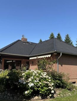 Winkel-Bungalow mit Vollkeller und zwei Garagen in zweiter Reihe, mitten in Salzhausen - Salzhausen