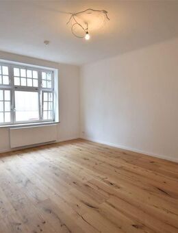 Rheinlage! Sanierte 2-Zi-Whg mit Balkon & Altbaucharme - Düsseldorf