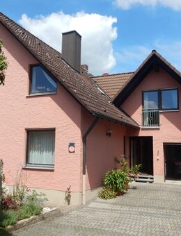 Charmantes Familienhaus, modernisiert, bietet innen wie außen viel Platz in Hemhofen-Zeckern - Hemhofen