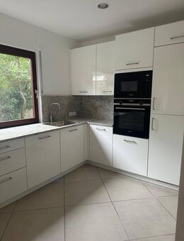 Geräumiges Einfamilienhaus mit großer Garage und Möglichkeit für Einliegerwohnung in Berlin-Kladow. - Berlin
