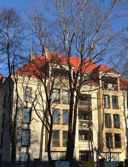 Möblierte 2-Zimmer-Dachgeschosswohnung in Bestlage mit Balkon - München