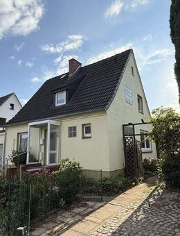 Klassisches Einfamilienhaus mit Keller und Garage in ruhiger Lage - Lübeck