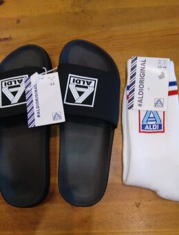 Biete an ALDI ORIGINAL Badepantolletten + Socken mit Etikett in Weiß/Schwarz - Essen