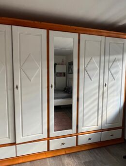 Echtholz Kleiderschrank inklusive zwei Nachttische - Köln
