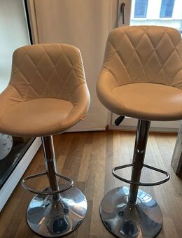 Zwei Barhocker, beige - München