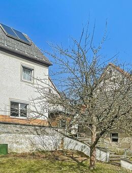 Charmante Doppelhaushälfte mit Nebengebäuden und Potential in Sonnefeld - Sonnefeld