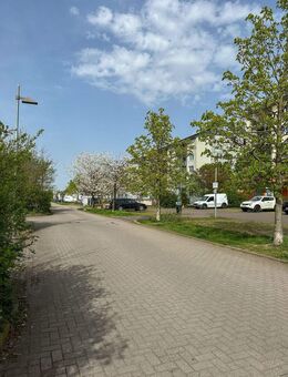 Zwei leerstehende ETW mit 5,5 % Renditepotenzial - Aufzug, Balkon, Stellplätze im MFH von 1996 - Kabelsketal