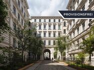 Teilsaniert & mit Wannenbad: Bezugsfreie 3-Zimmerwohnung in Kreuzberger Kulturdenkmal - Berlin