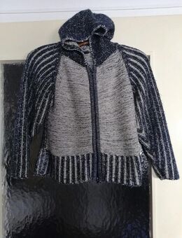 Schwarz gemusterte Strickjacke mit Kapuze - Gr. 128 - crash one - Pirmasens